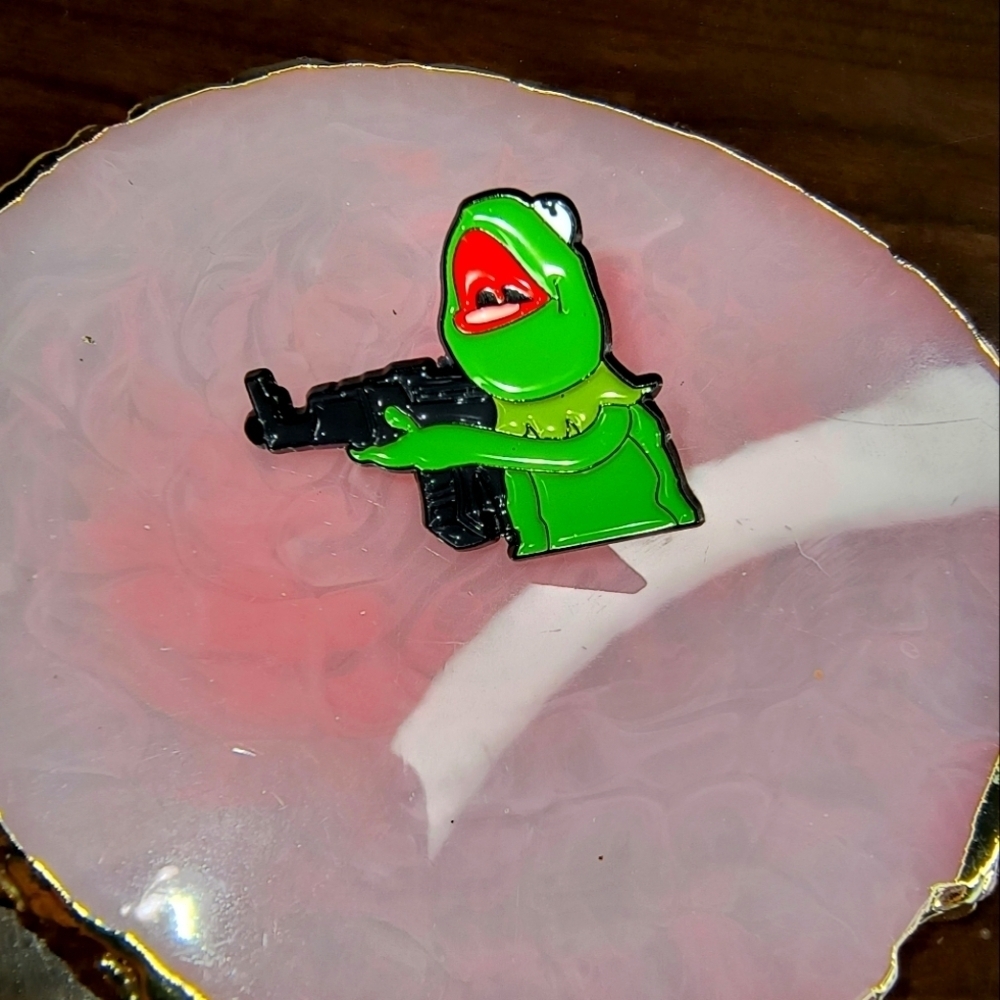 Women’s jewelry green cute Kermit the frog with gun fashion Enamel Pin Funny